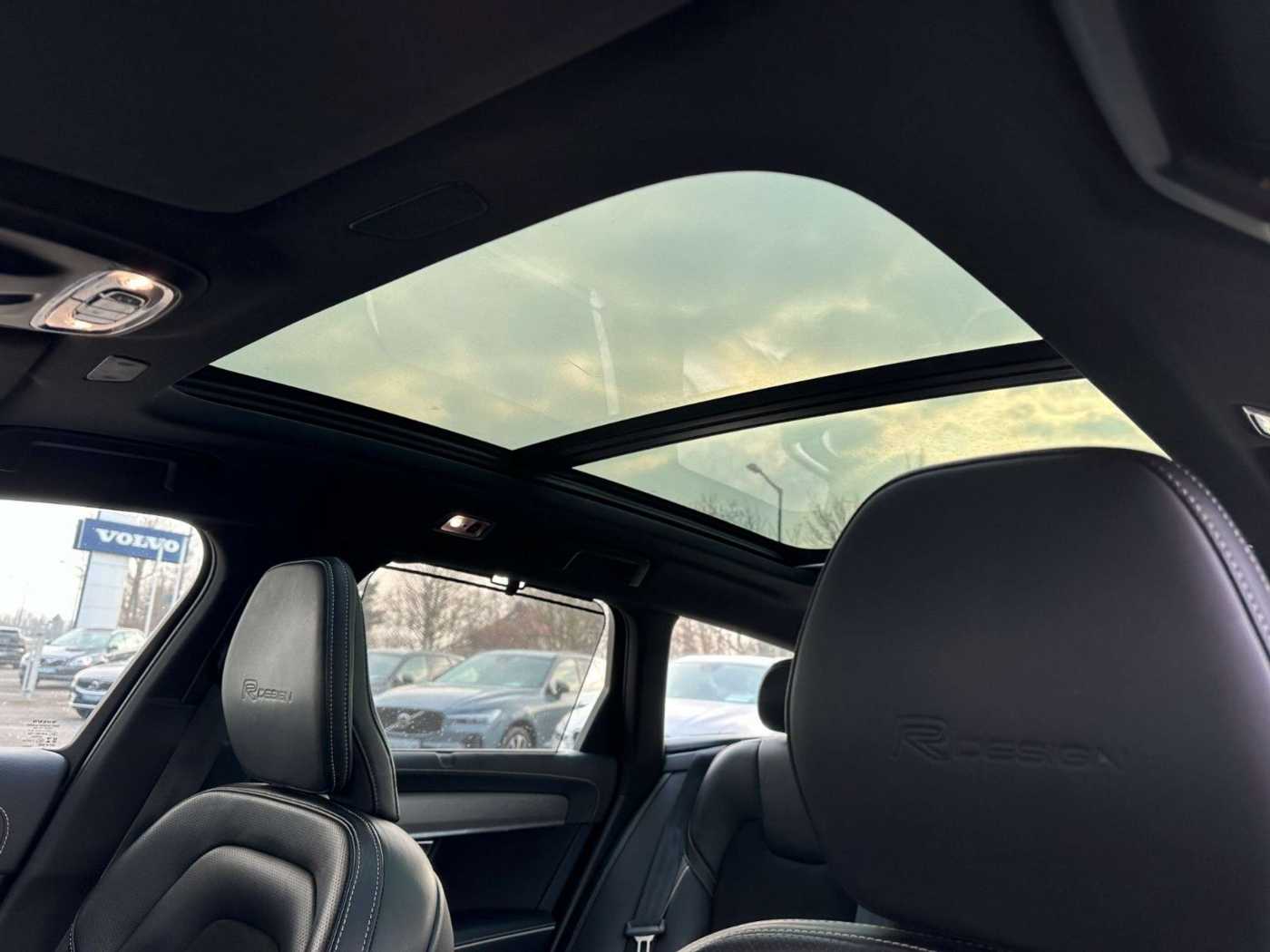 Volvo  D5*R Design*AWD*Licht*Standh*Xenium*Autom.