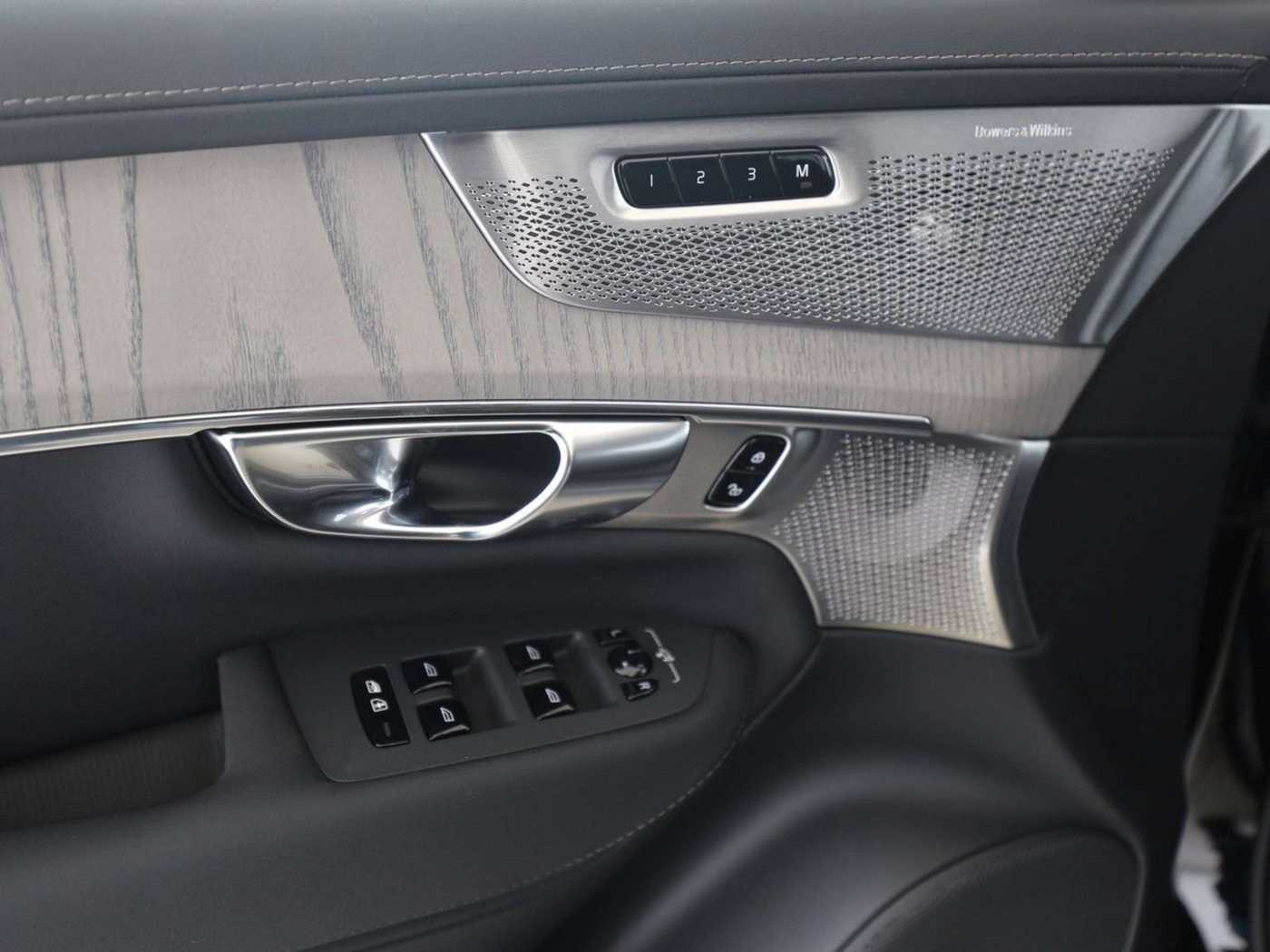 Volvo  Facelift Ultra Dark*LuftFW*AHK*Bowers*