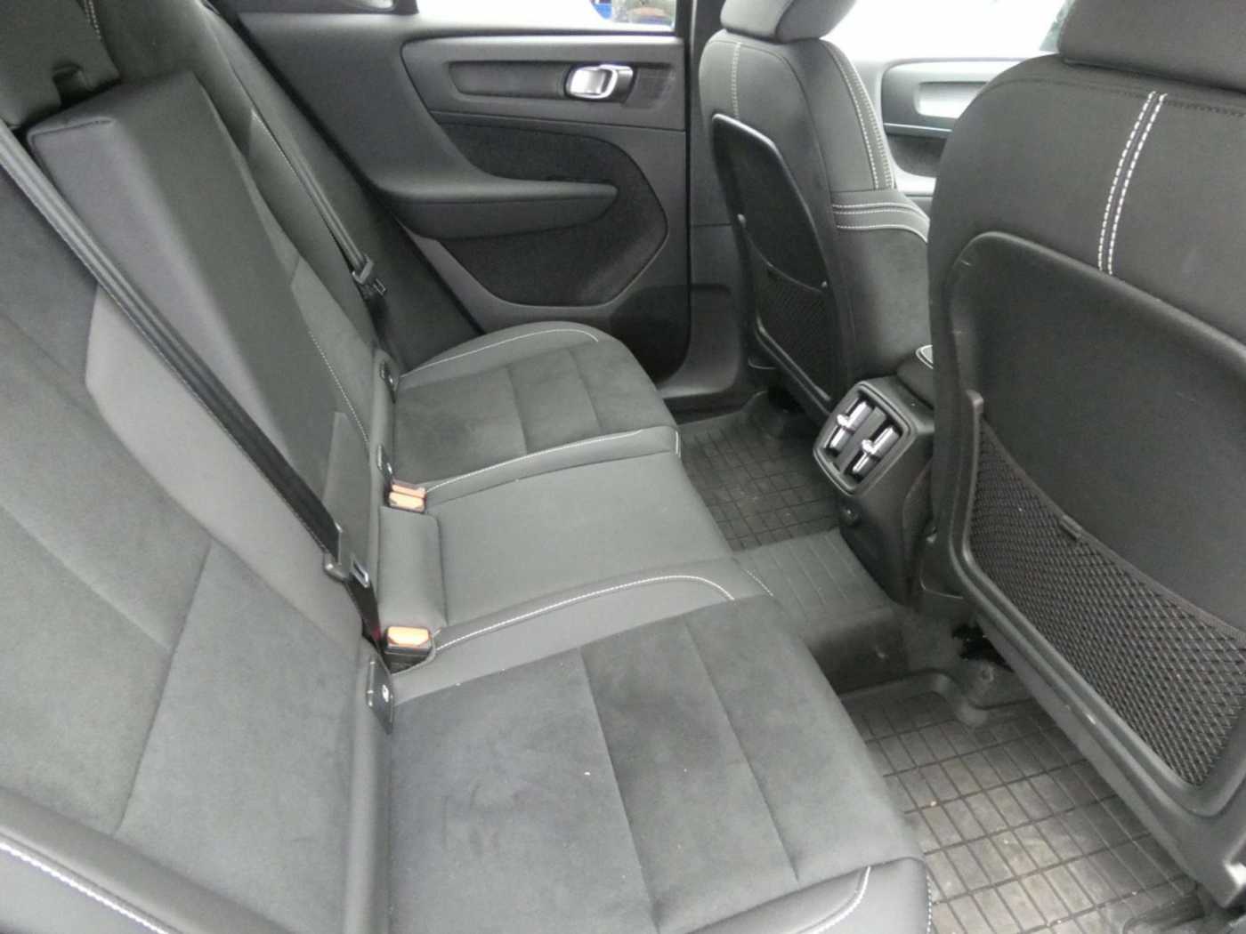Volvo  B4 2WD Plus Dark (EURO 6d) Klima Navi