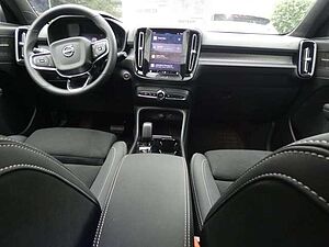 Volvo  B4 2WD Plus Dark (EURO 6d) Klima Navi