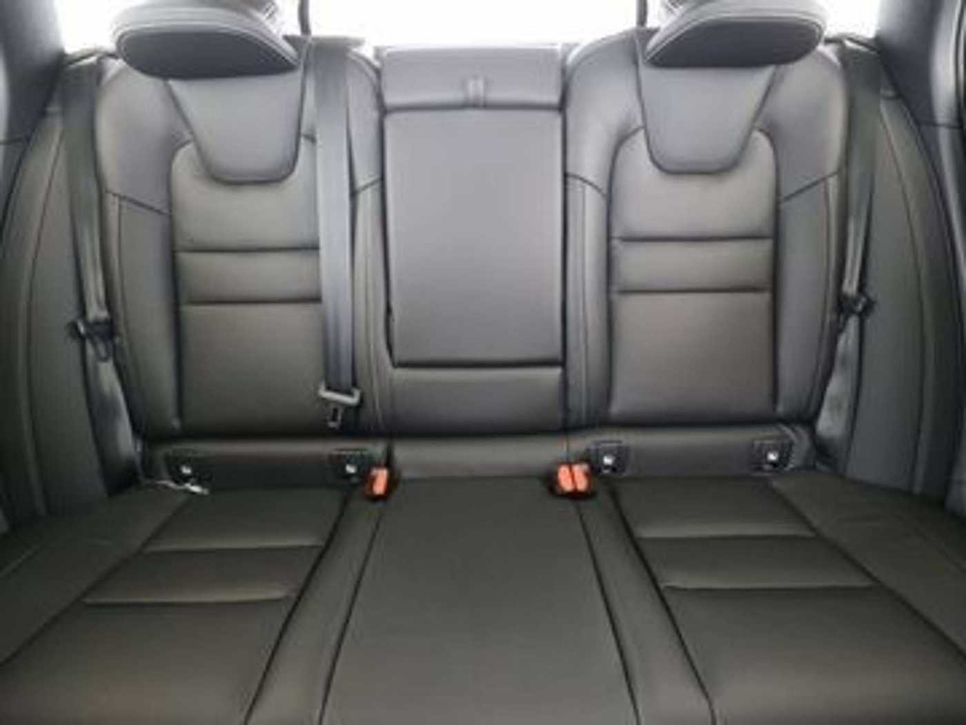 Volvo  B4 Ultra Dark B&W Massage 19' ACC AHK