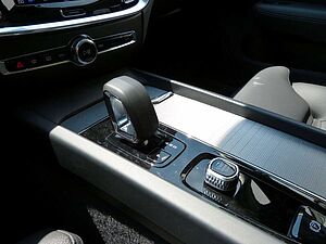 Volvo  B4 Ultimate Dark Standhzg AHK 360°ACC Alarm