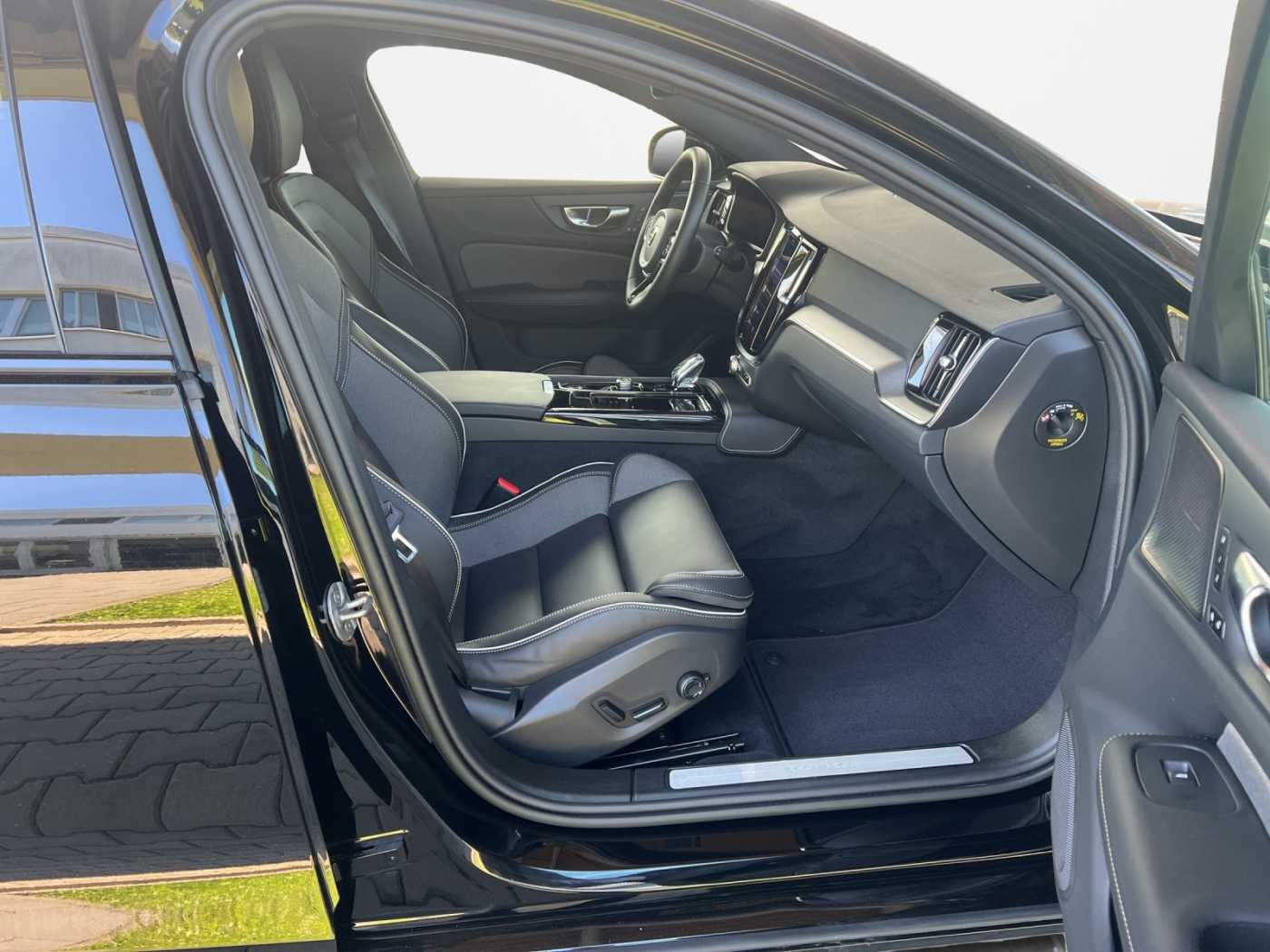 Volvo  Plus Dark Recharge