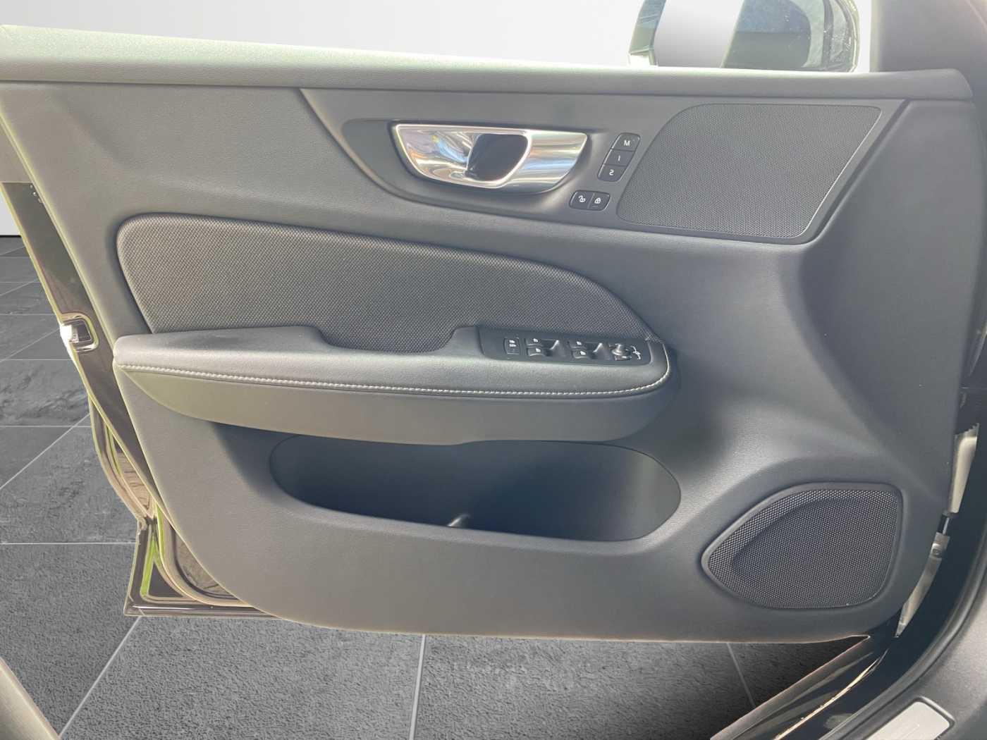 Volvo  Plus Dark Recharge