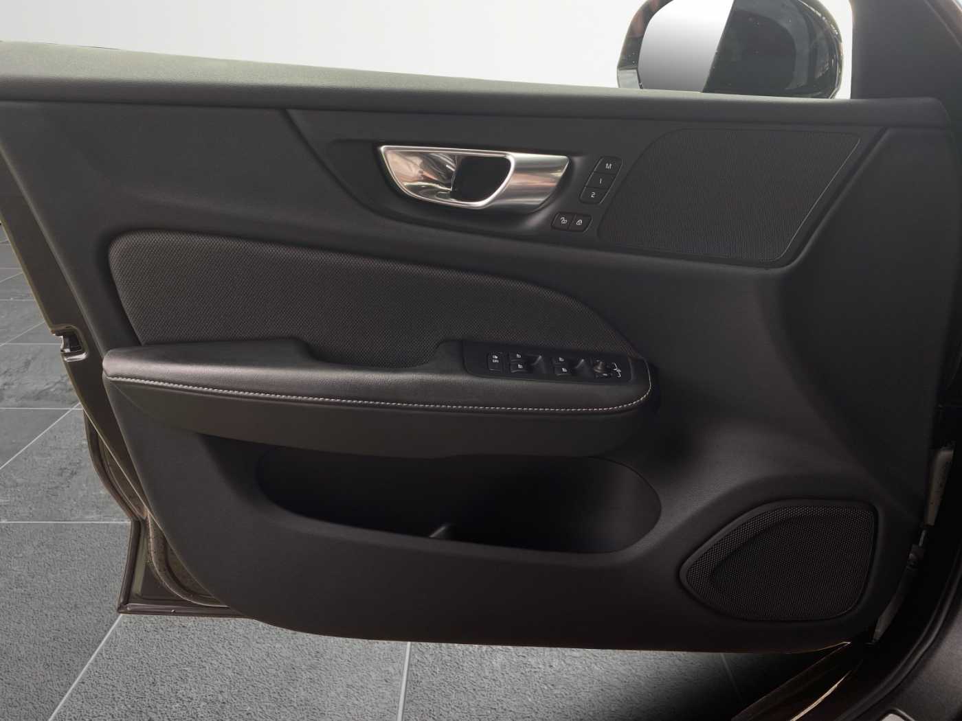 Volvo  Plus Dark Recharge