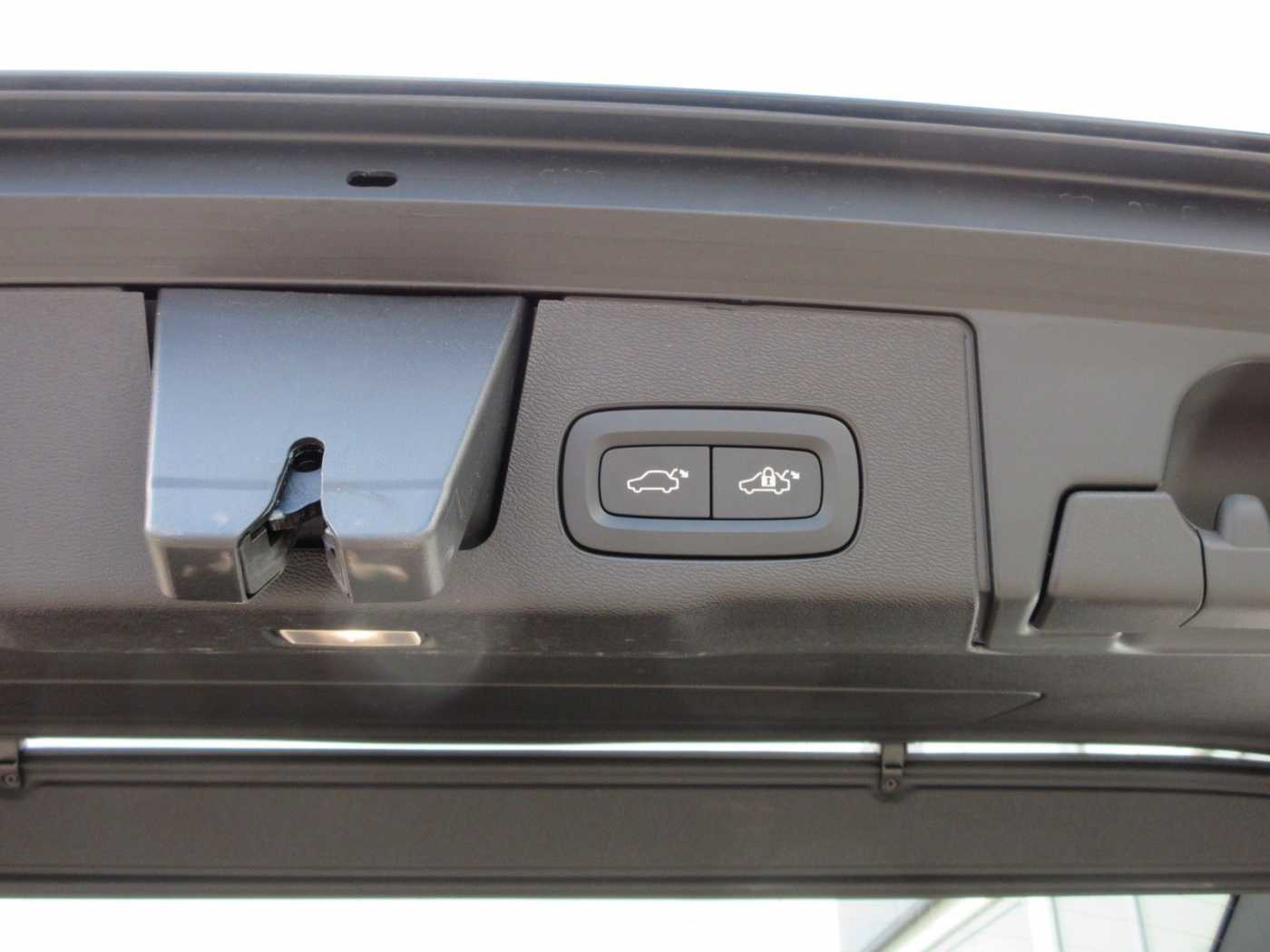 Volvo  B5 Plus Dark AWD