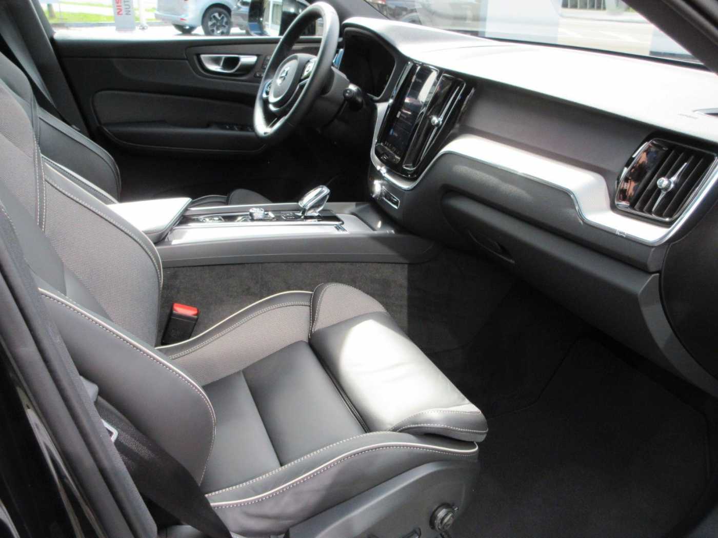 Volvo  B5 Plus Dark AWD