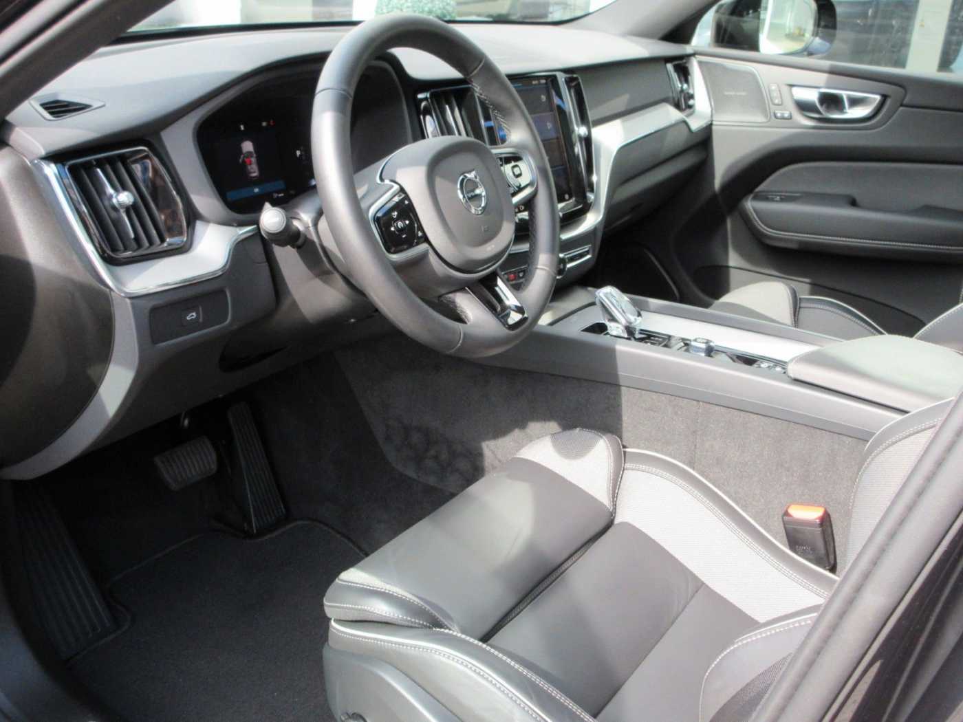 Volvo  B5 Plus Dark AWD