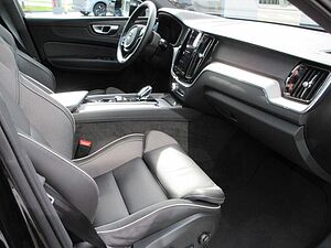 Volvo  B5 Plus Dark AWD
