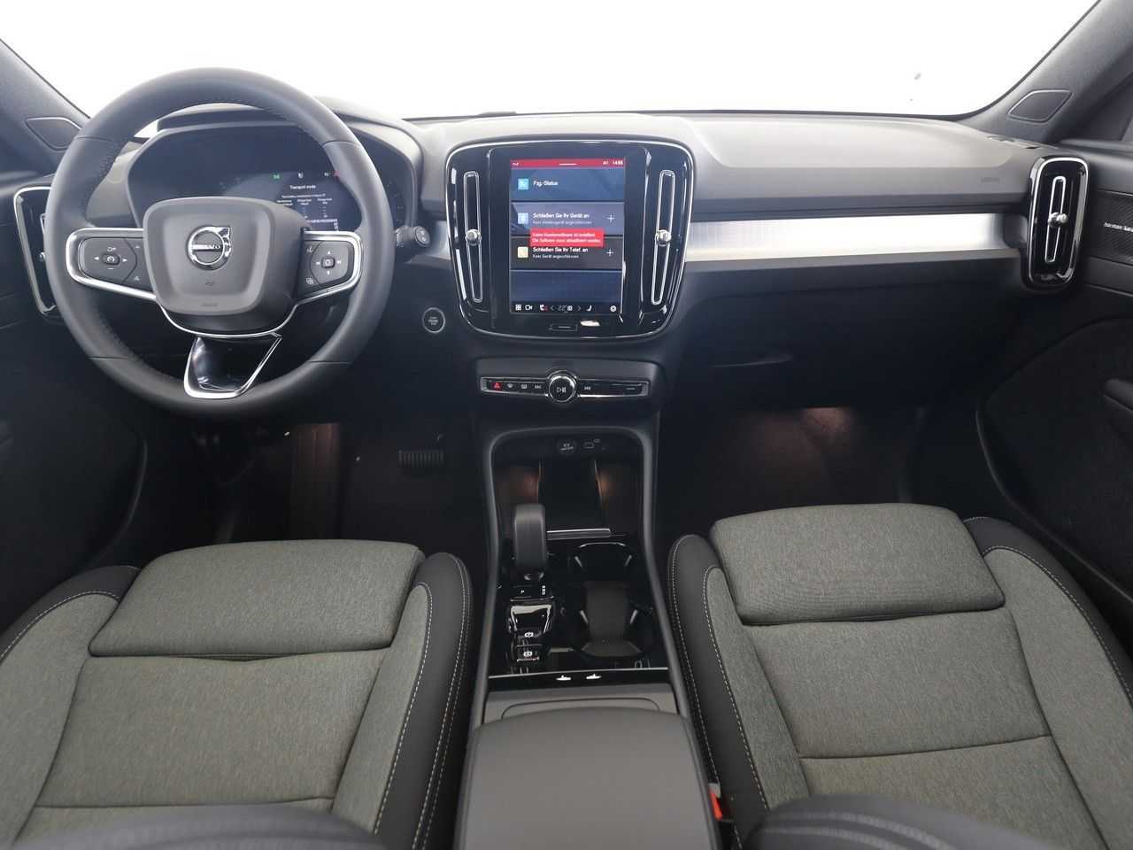 Volvo  B4 Plus Dark FWD