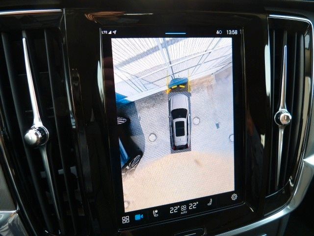 Volvo  B4 Cross Country Plus AWD