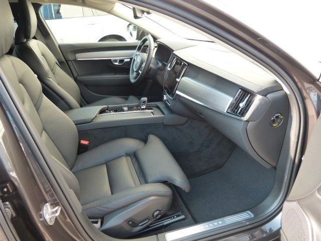 Volvo  B4 Cross Country Plus AWD