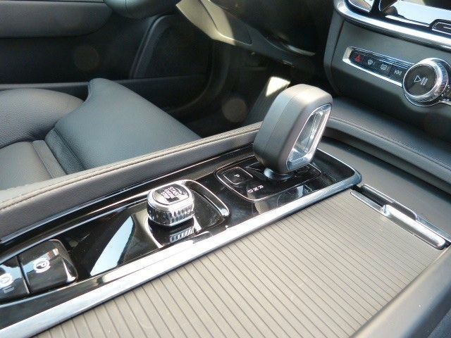 Volvo  B4 Cross Country Plus AWD