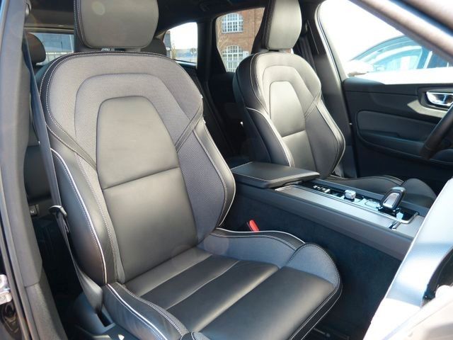 Volvo  B4 R Design AWD