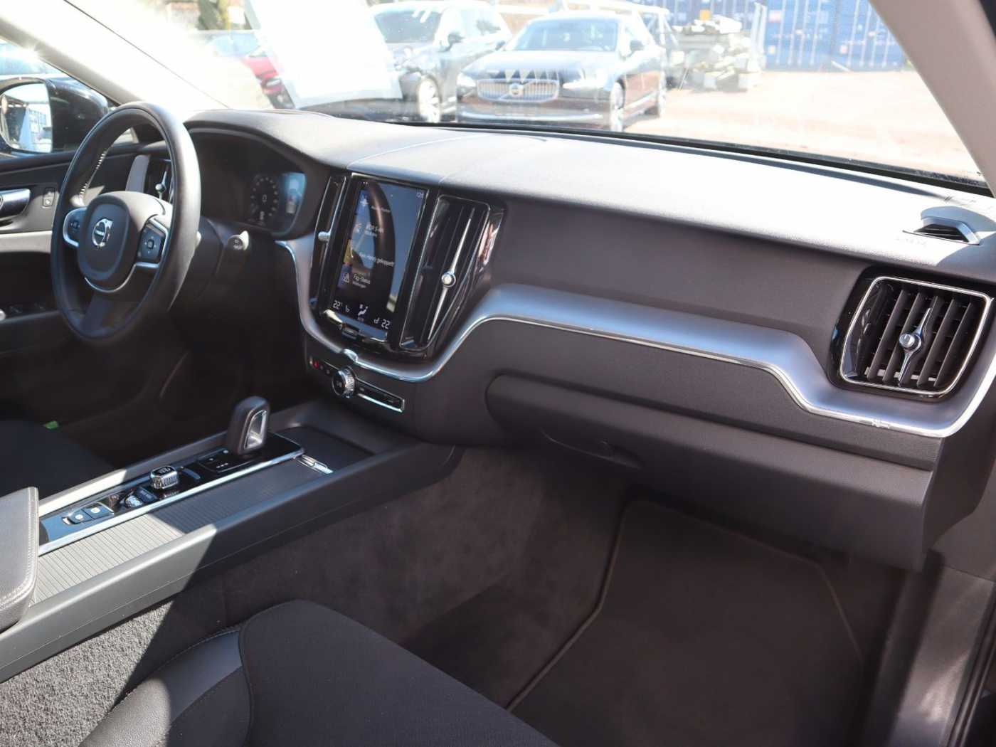 Volvo  B4 Momentum Pro FWD