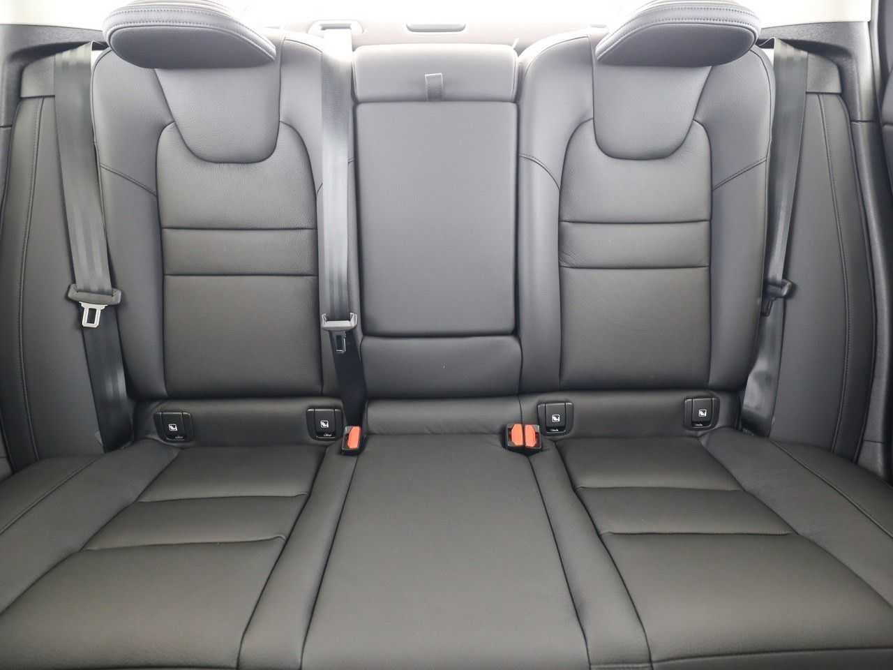 Volvo  B4 Plus Dark