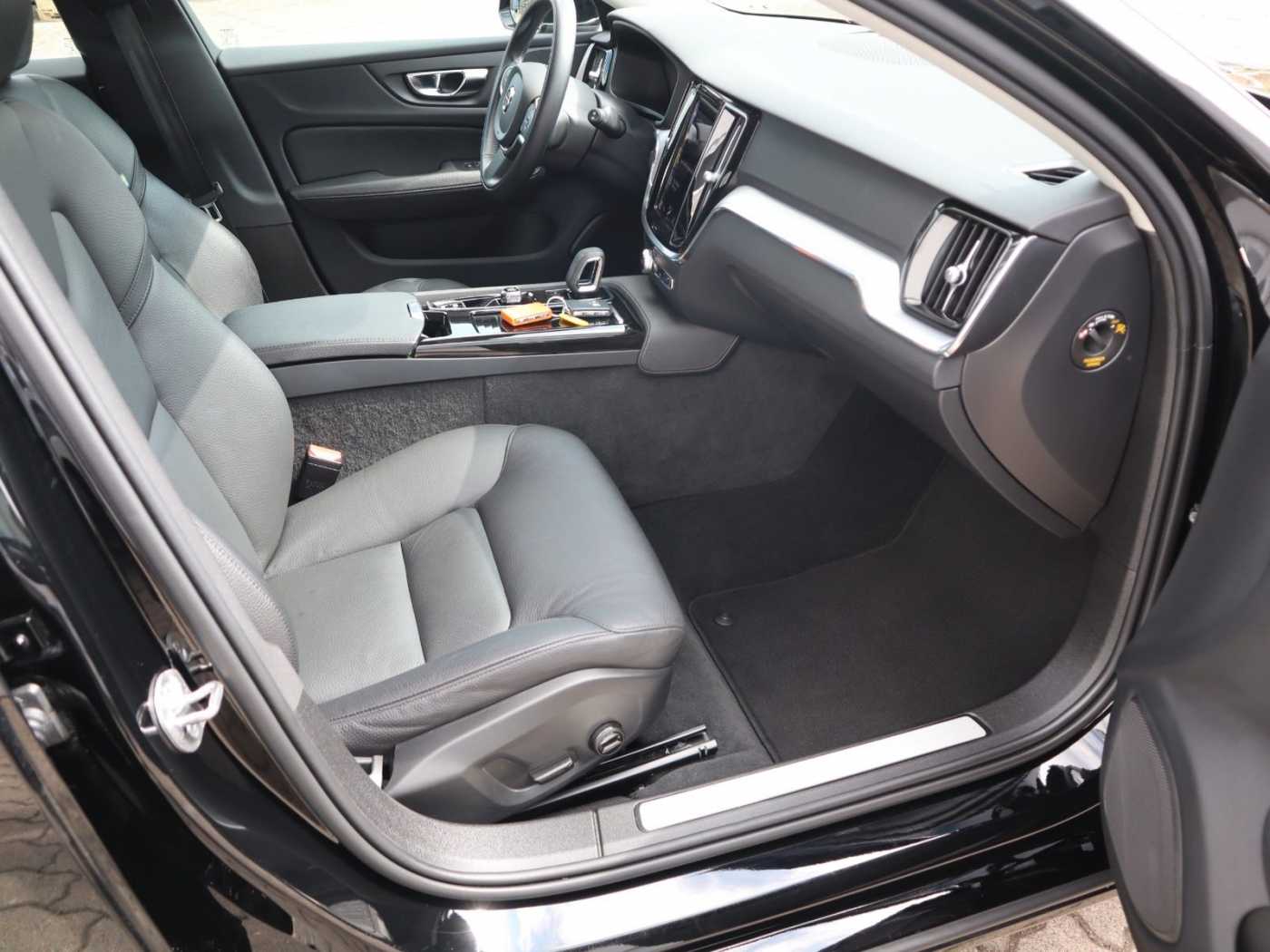 Volvo  T6 Core Recharge Plug-In Hybrid AWD