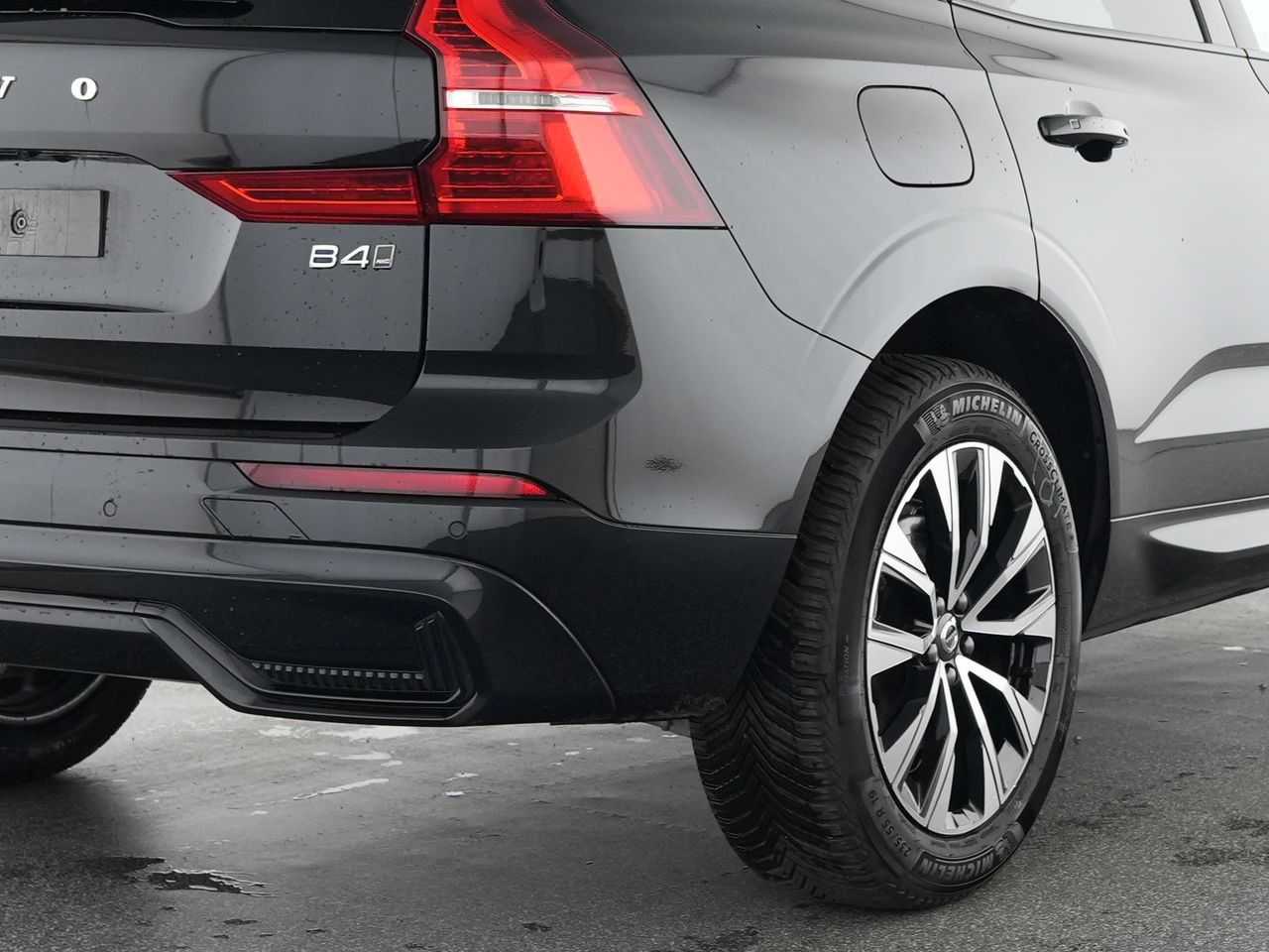 Volvo  B4 Plus Dark AWD