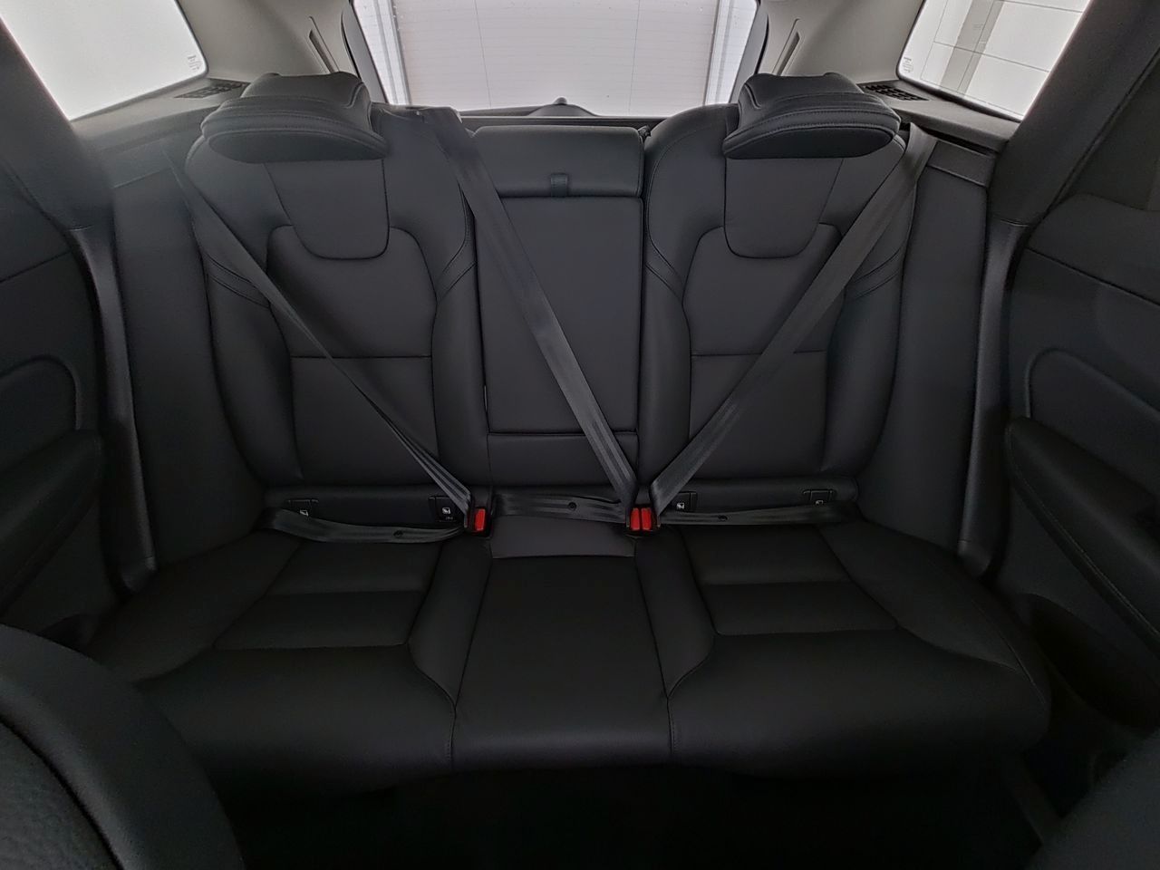 Volvo  B4 Plus Dark AWD