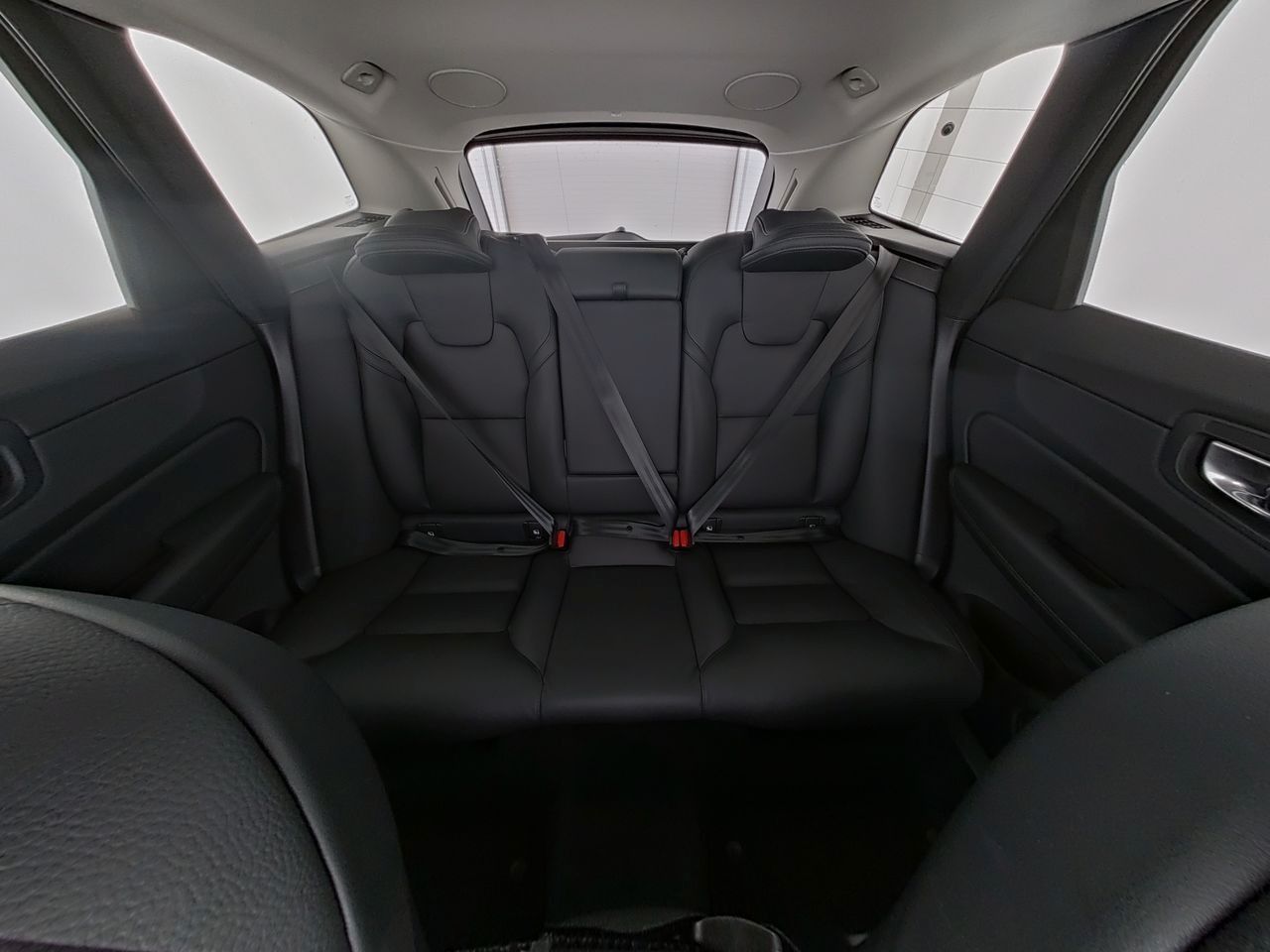 Volvo  B4 Plus Dark AWD