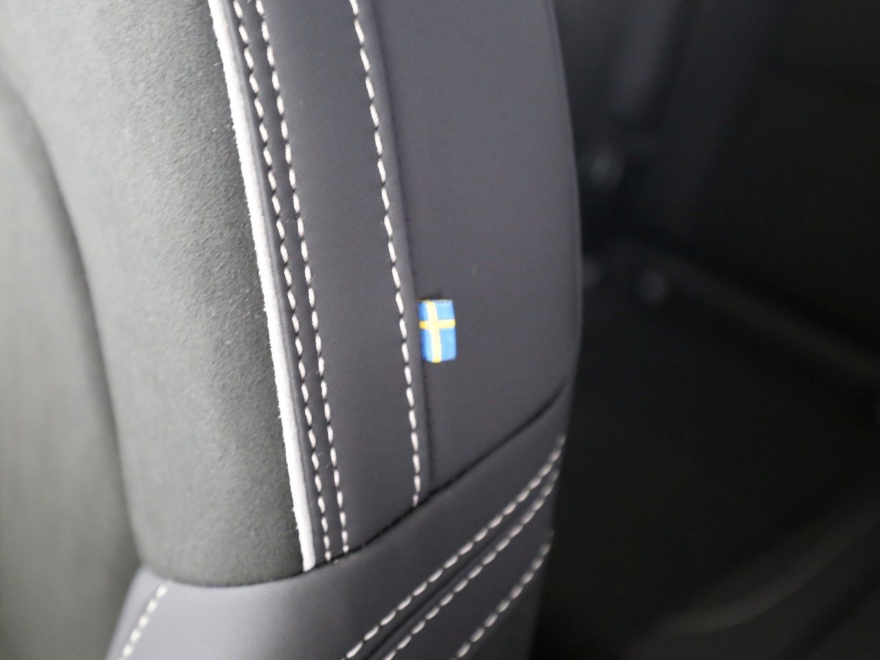 Volvo  B3 Plus Dark FWD