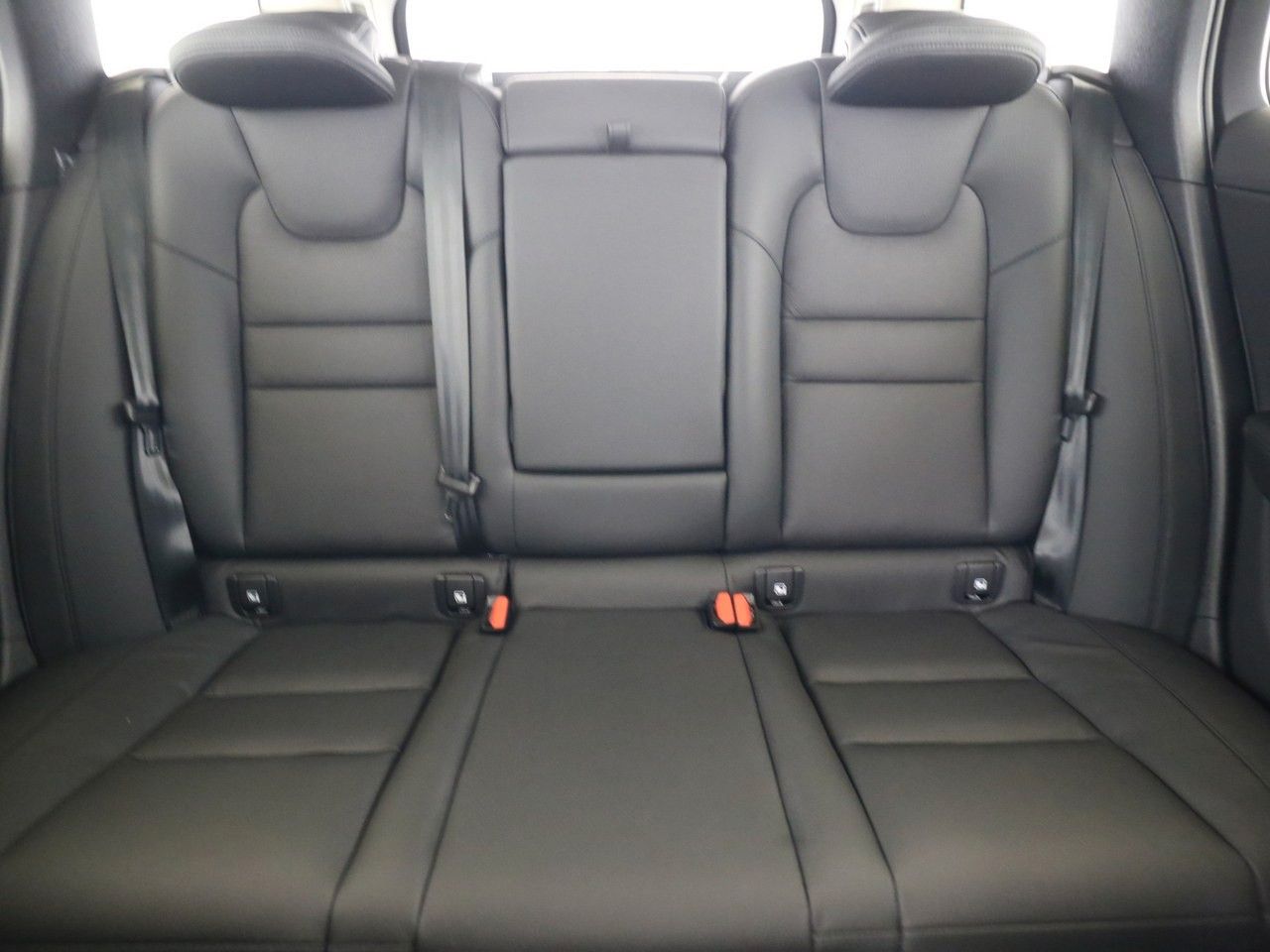 Volvo  B4 Plus Dark