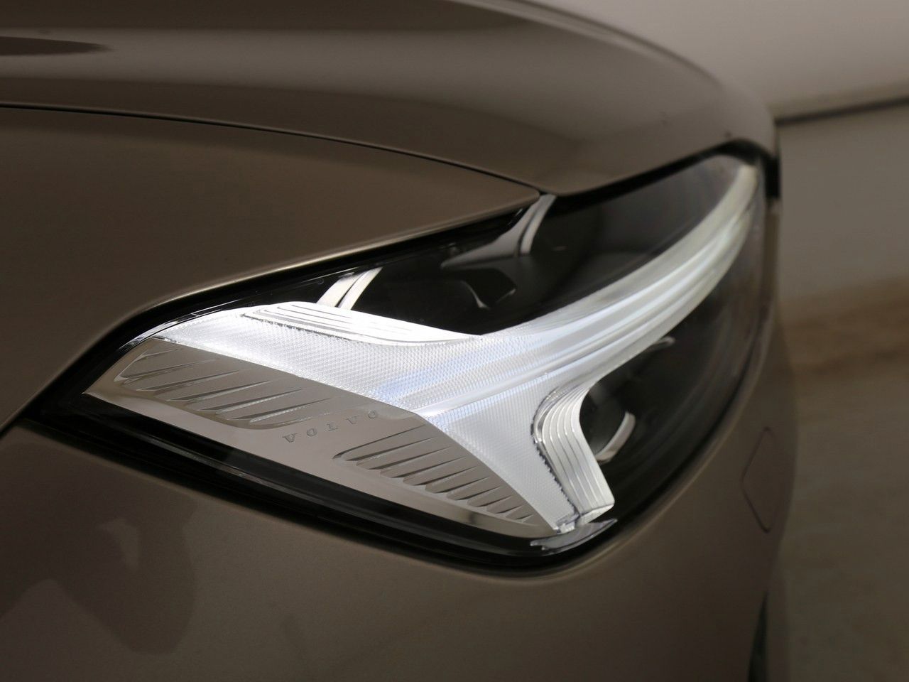 Volvo  T8 Ultra Dark Recharge Plug-In Hybrid AWD