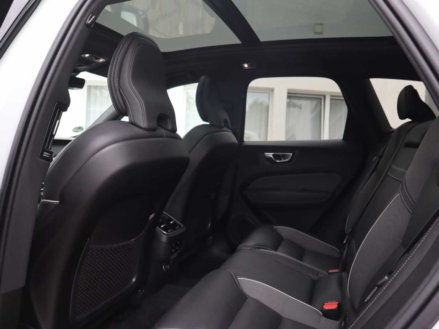 Volvo  B4 R Design AWD