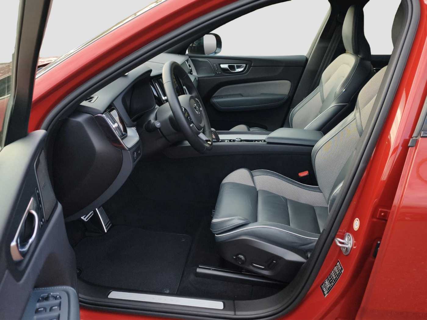 Volvo  B4 R Design AWD