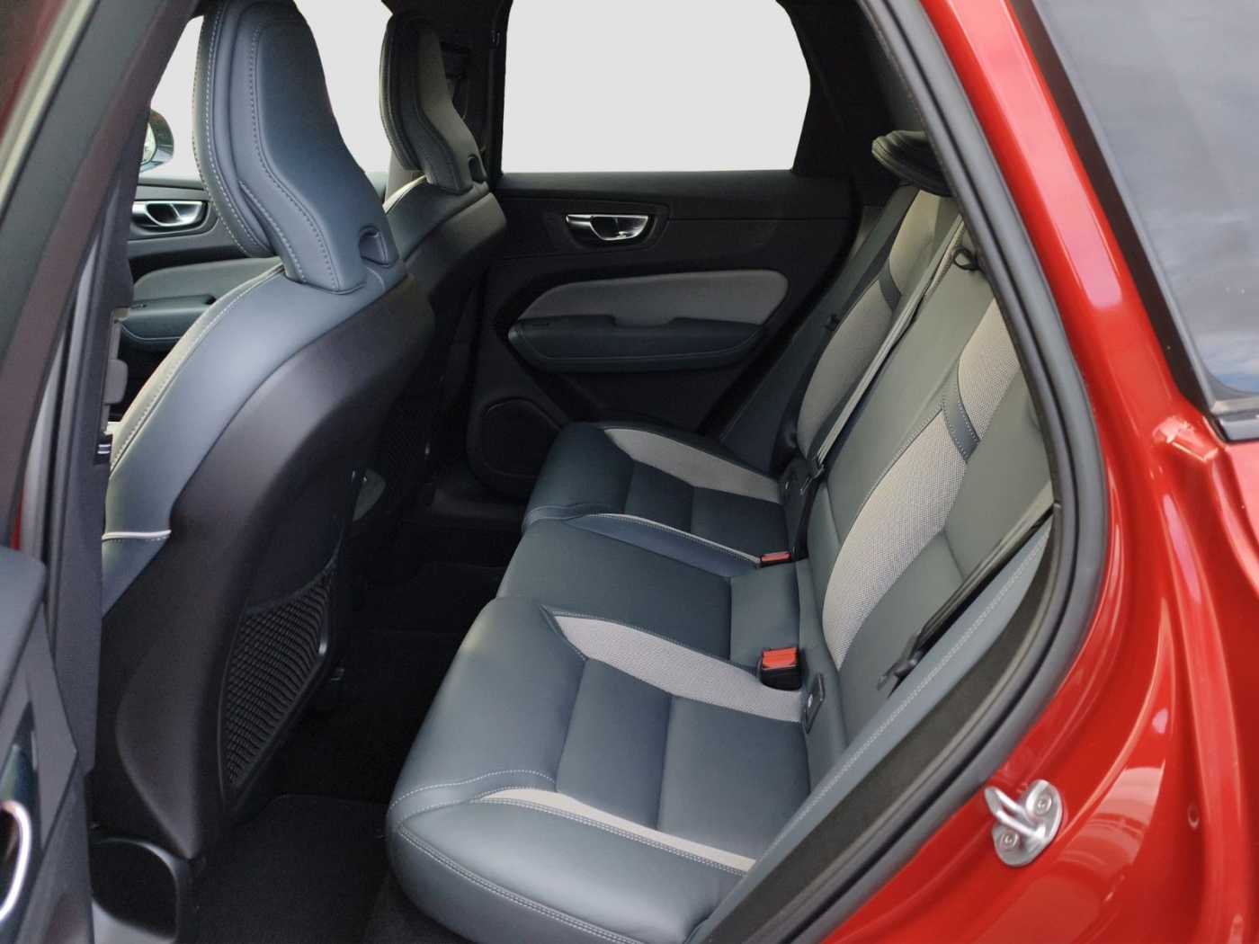 Volvo  B4 R Design AWD