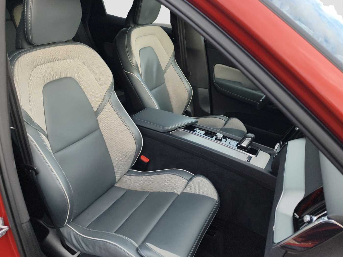 Volvo  B4 R Design AWD