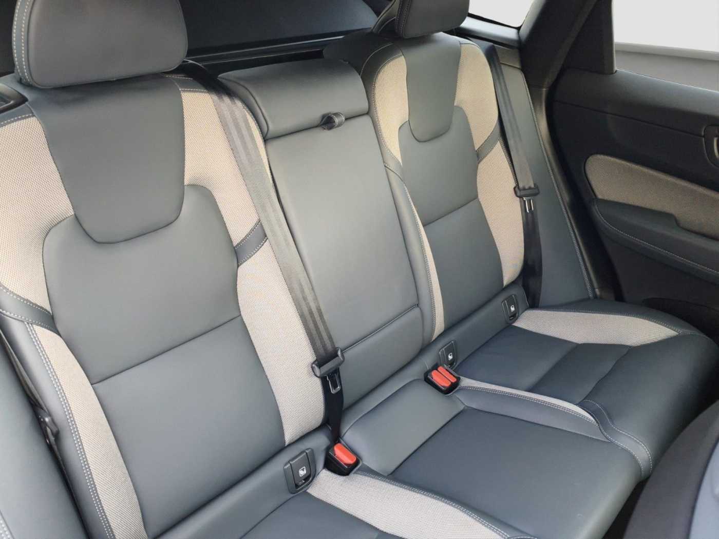 Volvo  B4 R Design AWD