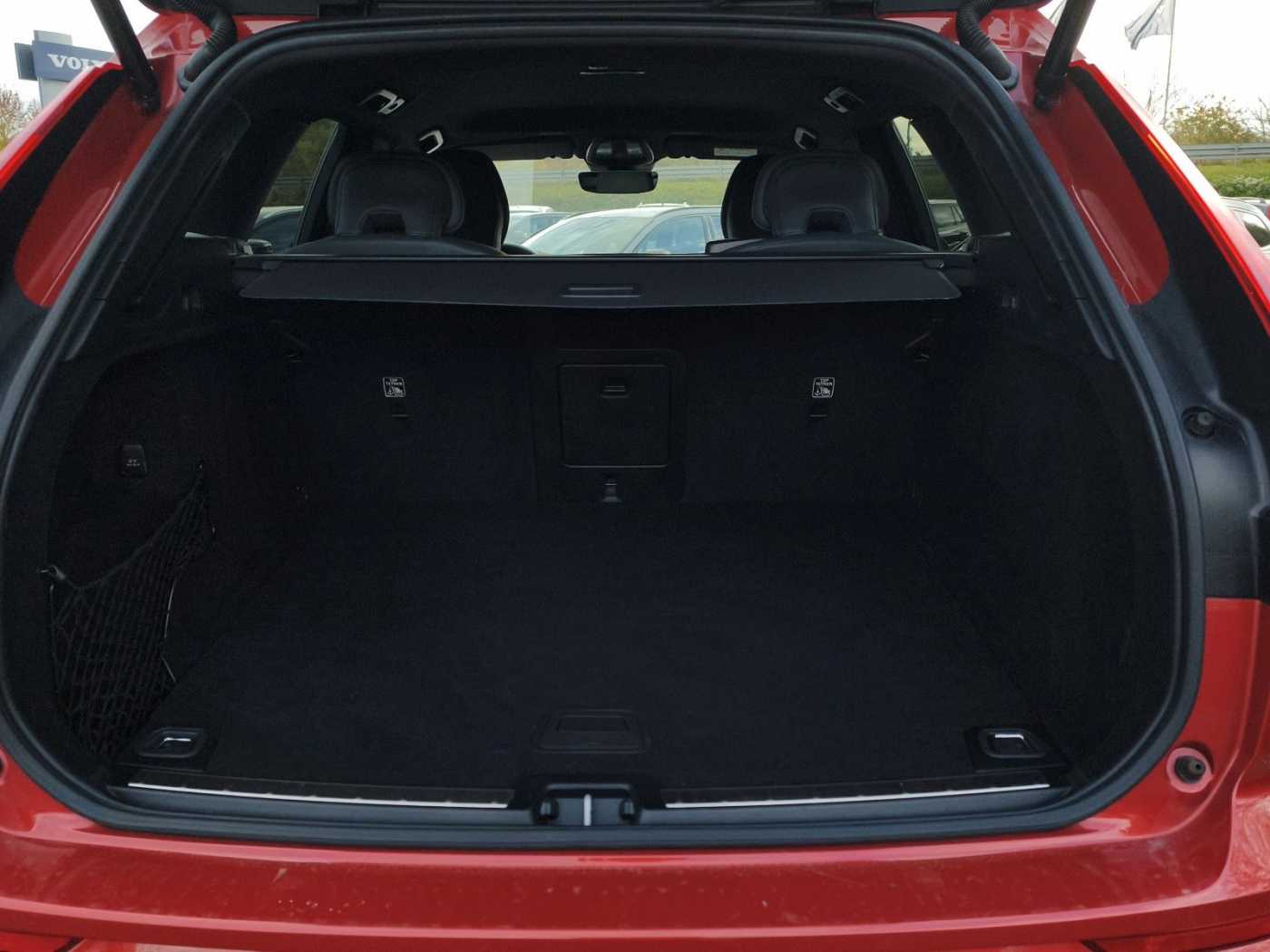 Volvo  B4 R Design AWD