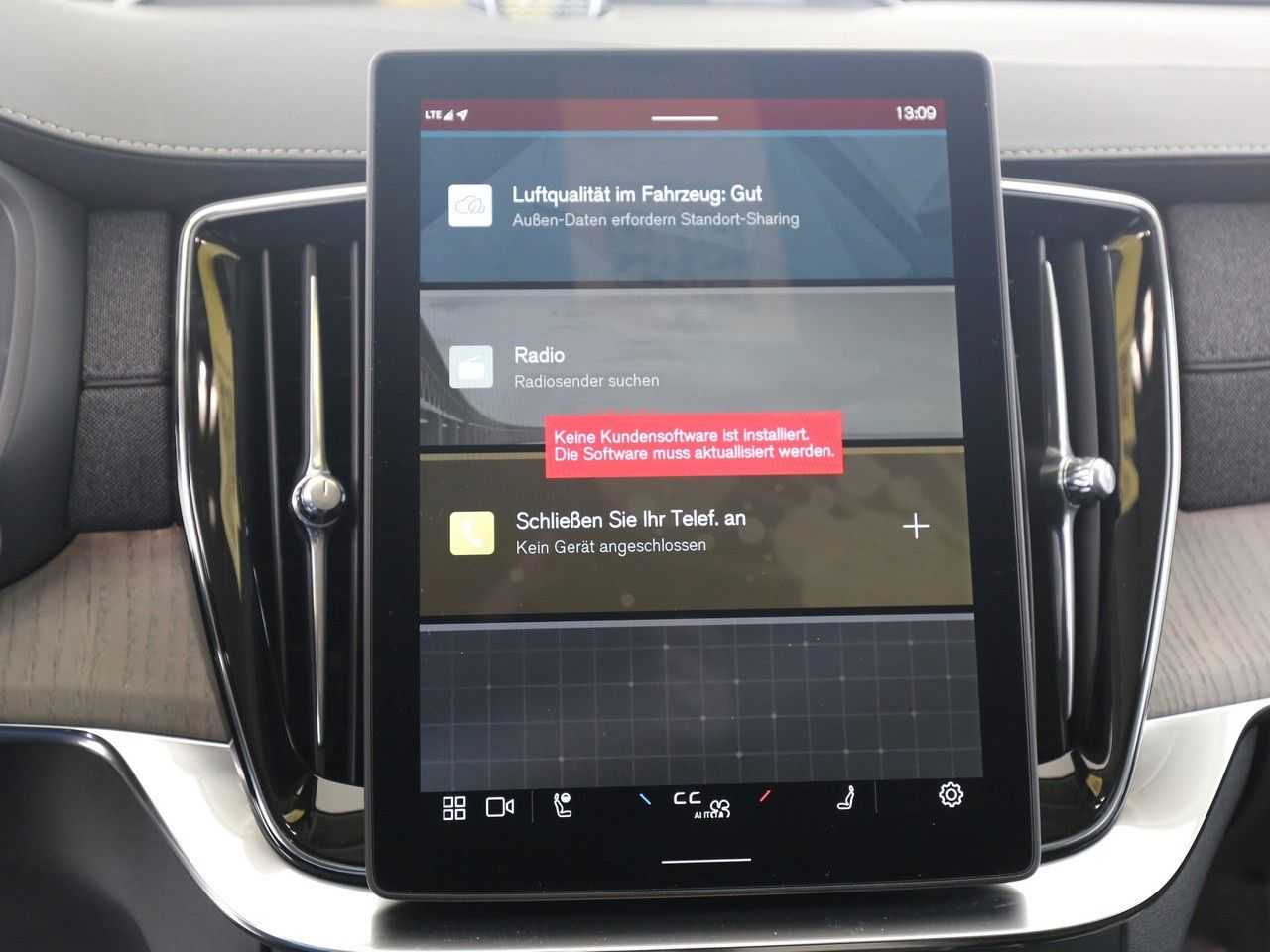 Volvo  T8 Ultra Dark Recharge Plug-In Hybrid AWD