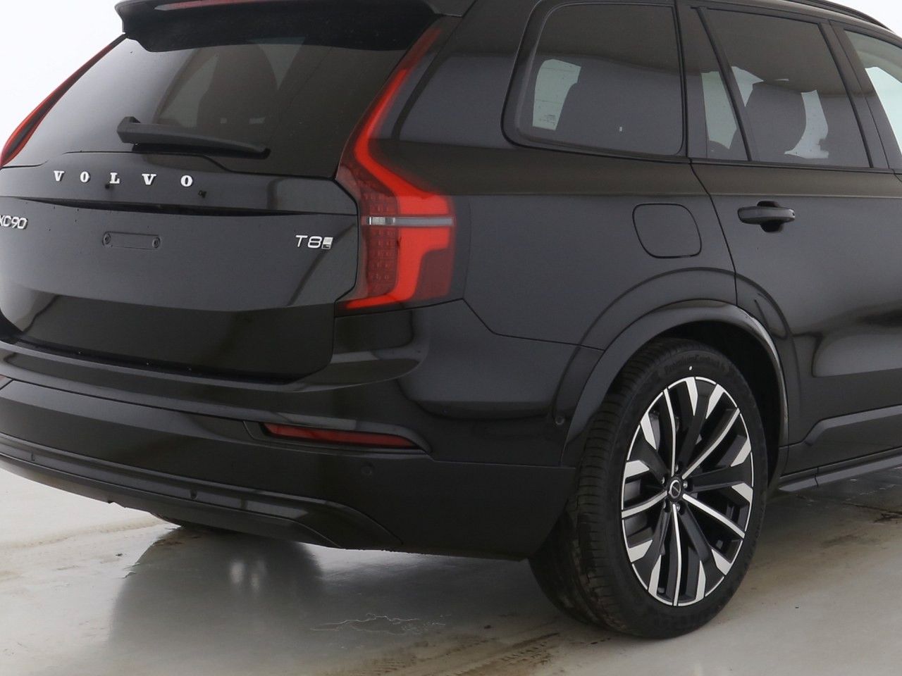 Volvo  T8 Ultra Dark Recharge Plug-In Hybrid AWD