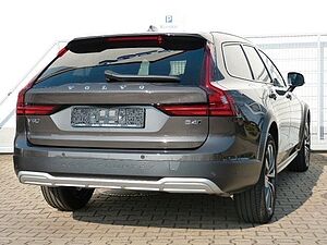 Volvo  B4 Cross Country Plus AWD