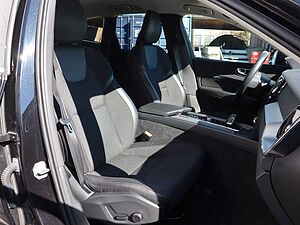 Volvo  B4 Momentum Pro FWD