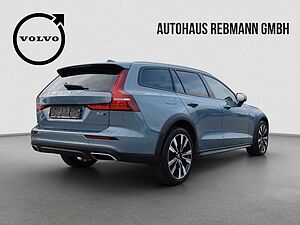 Volvo  B4 Cross Country Pro AWD