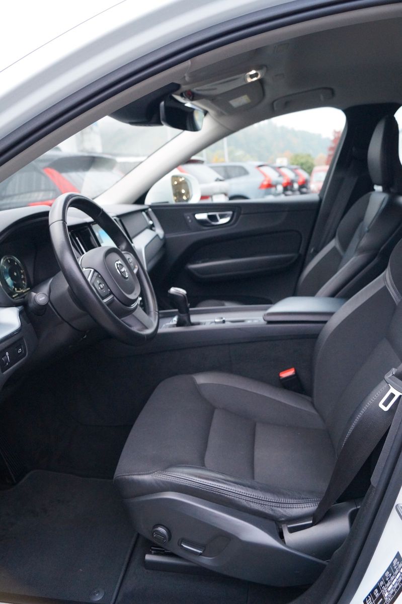 Volvo  D3 2WD Momentum Navi/AHK/LED/Carplay/Sitzh.