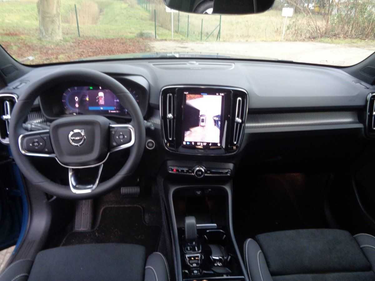 Volvo  B4 Plus Dark