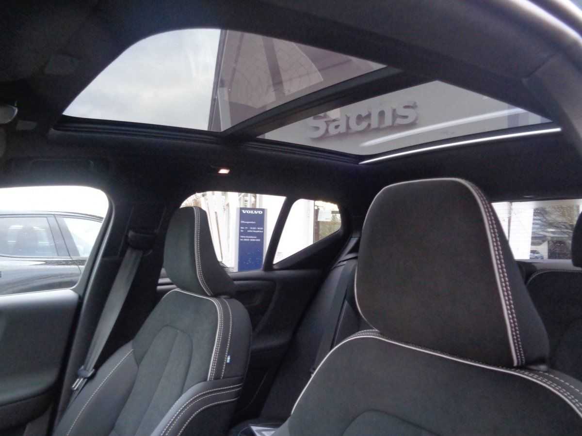 Volvo  B4 Plus Dark