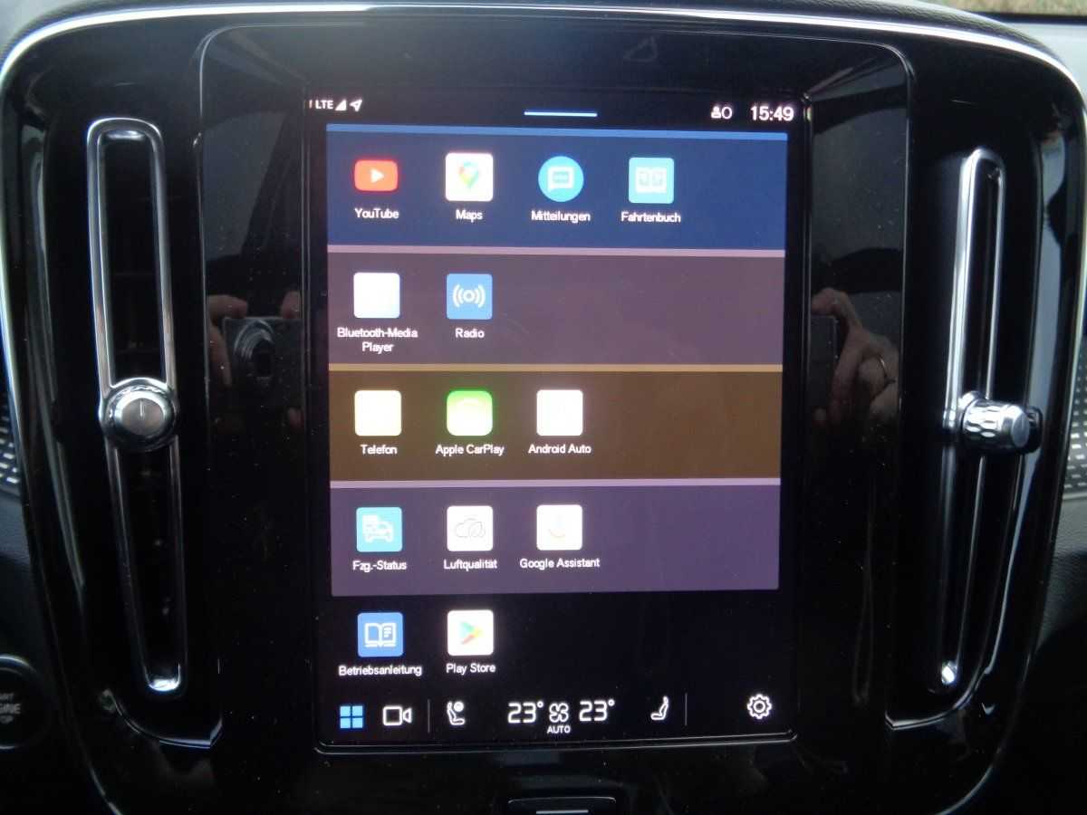 Volvo  B4 Plus Dark