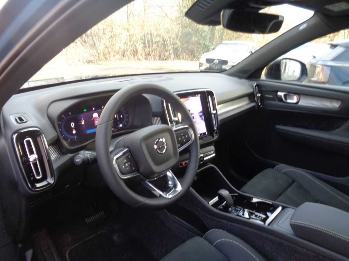 Volvo  B4 Plus Dark