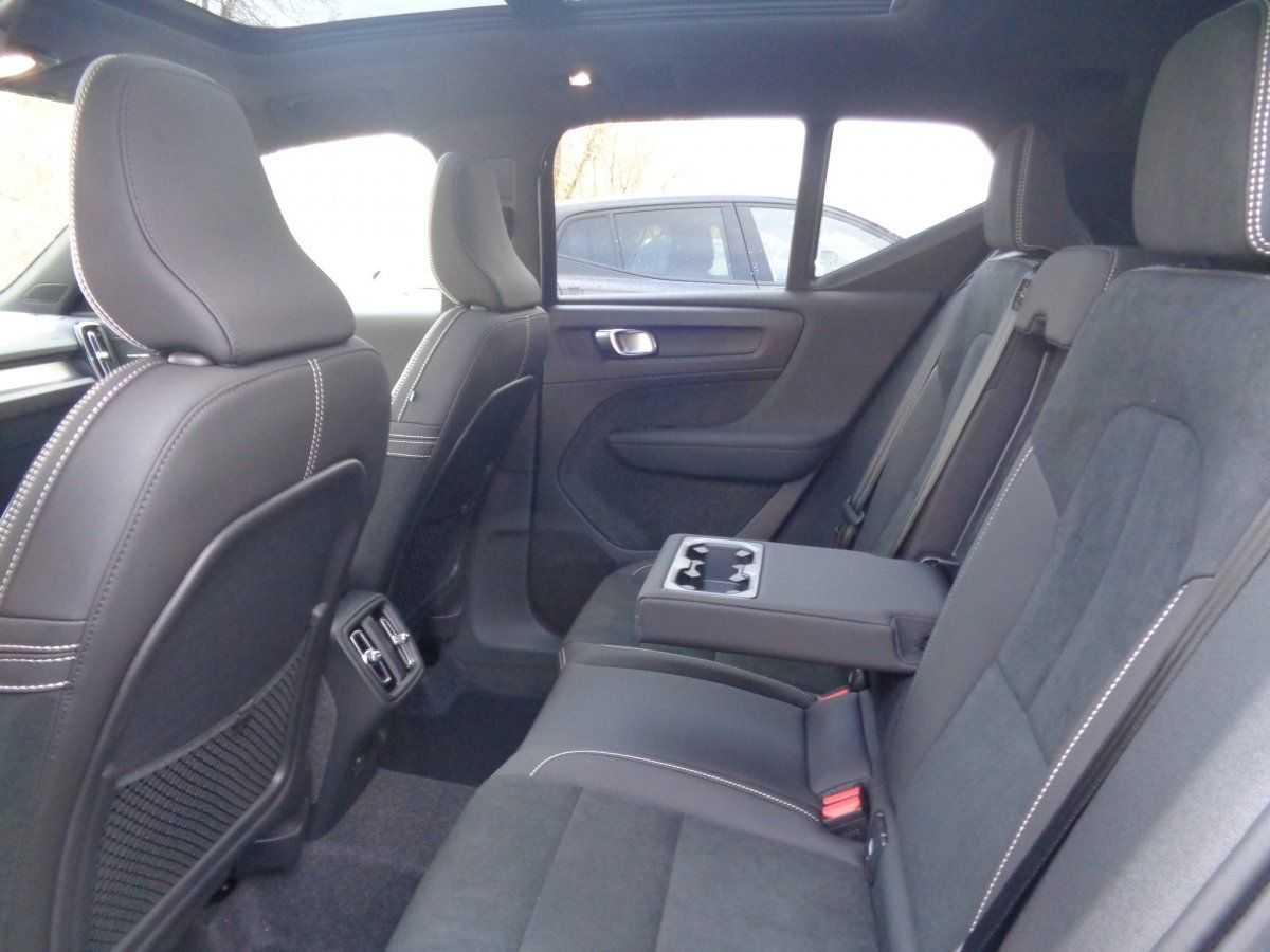 Volvo  B4 Plus Dark