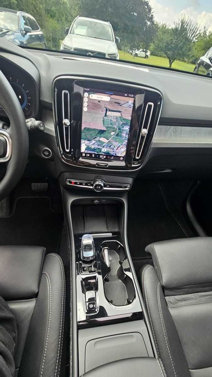 Volvo  B3 2WD Plus Dark  Plus Dark