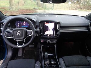 Volvo  B4 Plus Dark