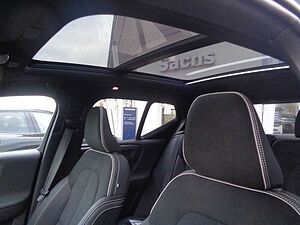 Volvo  B4 Plus Dark