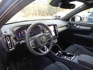 Volvo  B4 Plus Dark