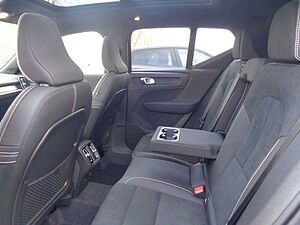 Volvo  B4 Plus Dark