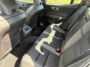 Volvo  B4 Plus Dark  Plus Dark